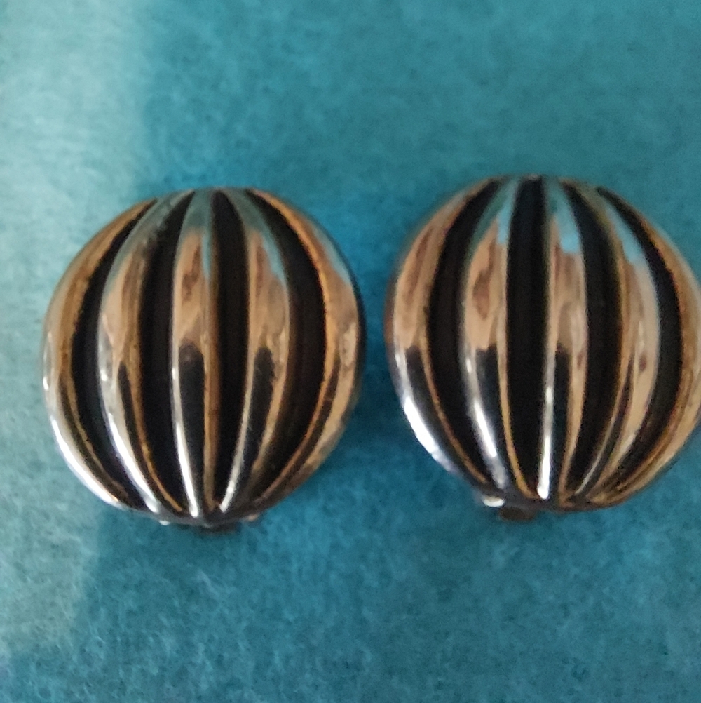 VTG Melon Shaped Grooved Dome Silvertone Metal Earrings, Clip-on, Estate Jewelry